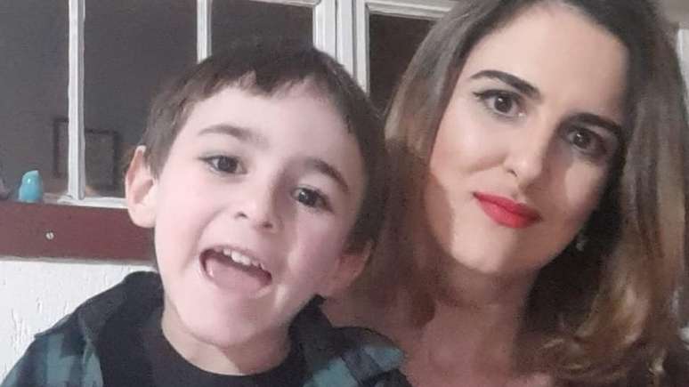 Hélio com sua mãe, Thaís: ele toma um medicamento imunossupressor desde o primeiro ano de vida