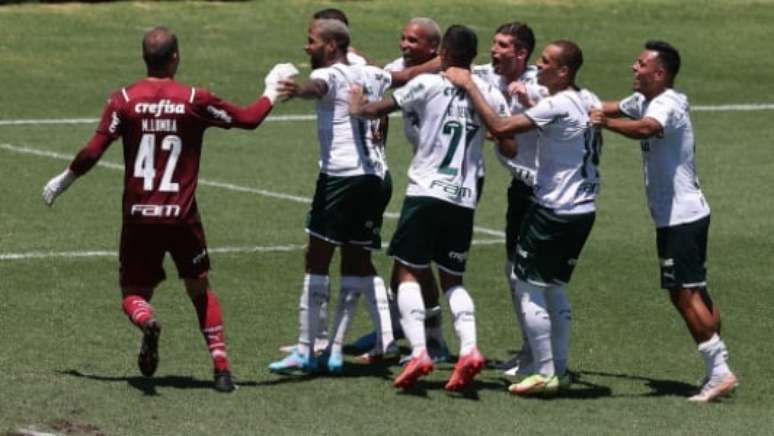 Reservas comemoram vitória nos pênaltis após atividade desta terça, na Academia de Futebol  (Foto: Cesar Grecco/Palmeiras)