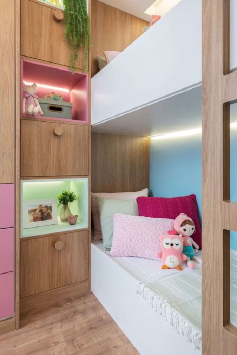 48. Quarto planejado com beliche de madeira &ndash; Foto Rubia M Vieira Interiores