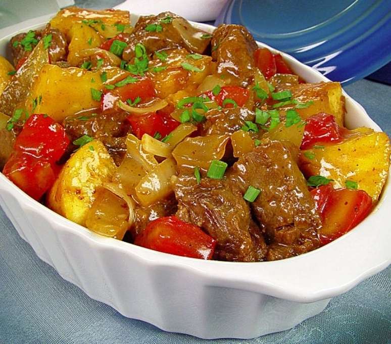 Carne de panela com mandioca e tomate (Reprodução / Guia da Cozinha)