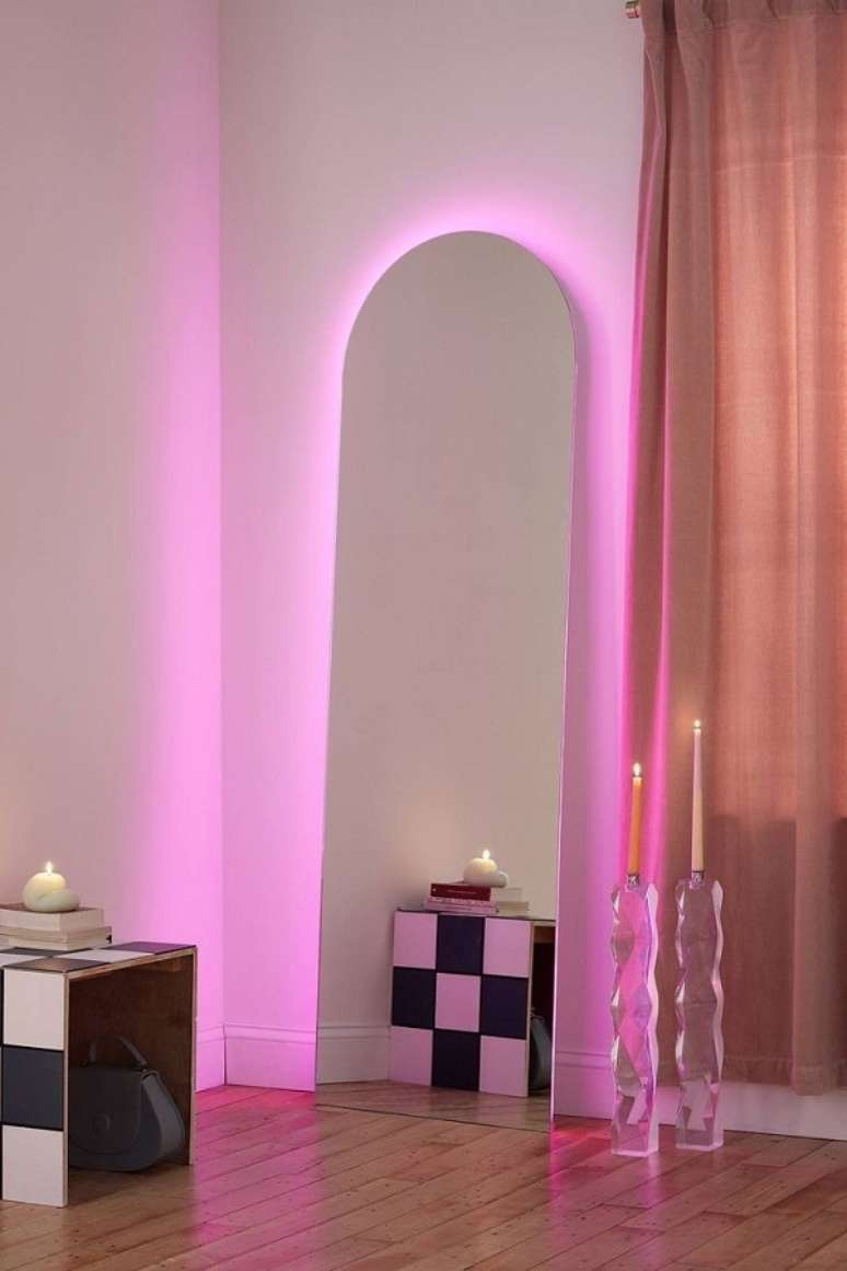 2. Espelho com led para quarto rosa – Foto Urban Outfitters