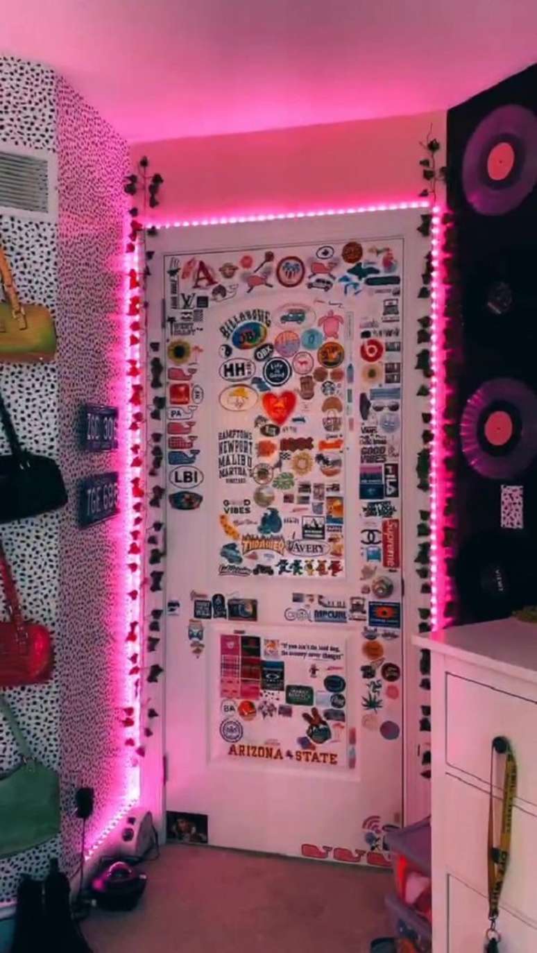 28. Led para quarto cor de rosa com fotos na parede &ndash; Foto Laikyn Hawkins