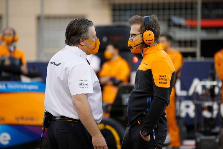 Zak Brown e Andreas Seidl, respectivamente CEO e chefe de equipe da McLaren 