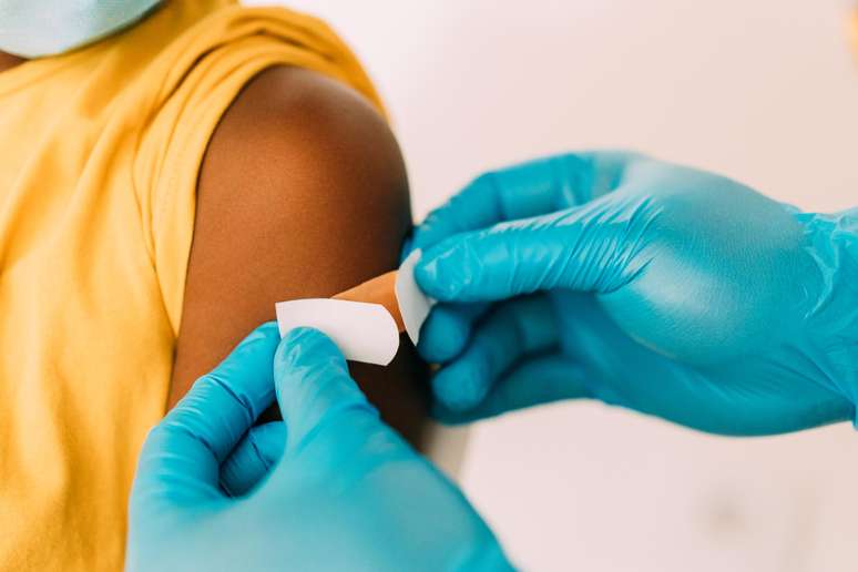 Criança-recebendo-vacina-contra-covid-19