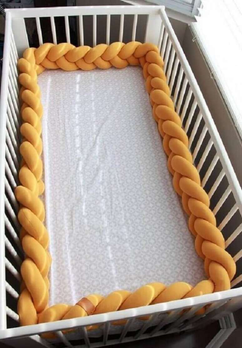 9. A tran&ccedil;a para ber&ccedil;o colorida pode trazer alegria para a decora&ccedil;&atilde;o. &ndash; Fonte: Etsy