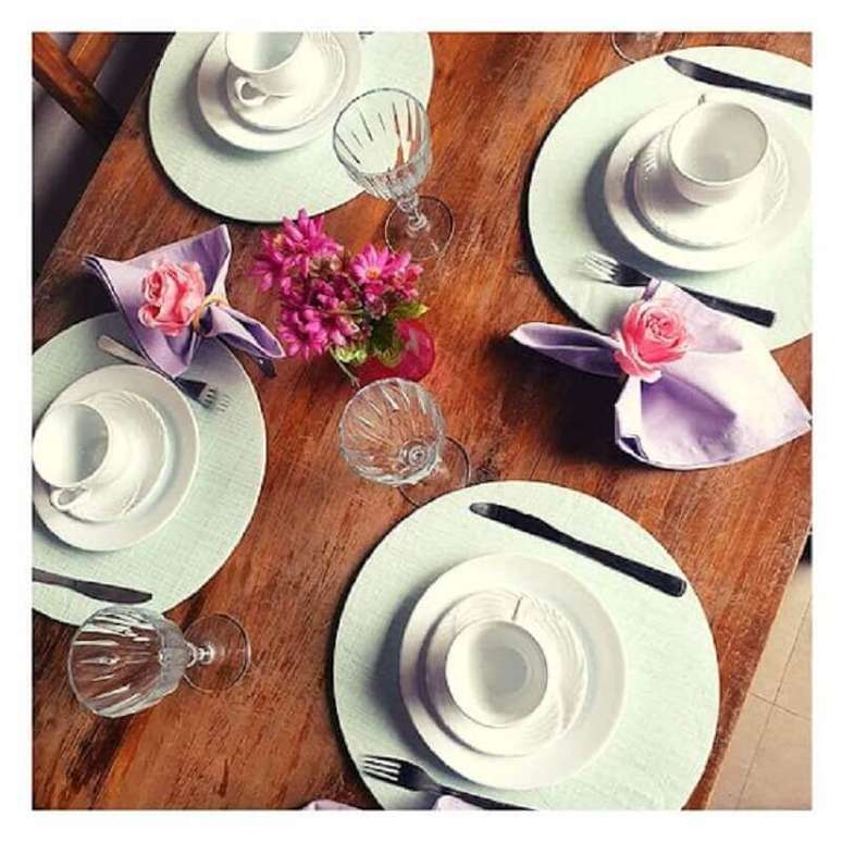 13. Arranjo de flores para decoração de mesa de café da manhã simples – Foto: Pinterest