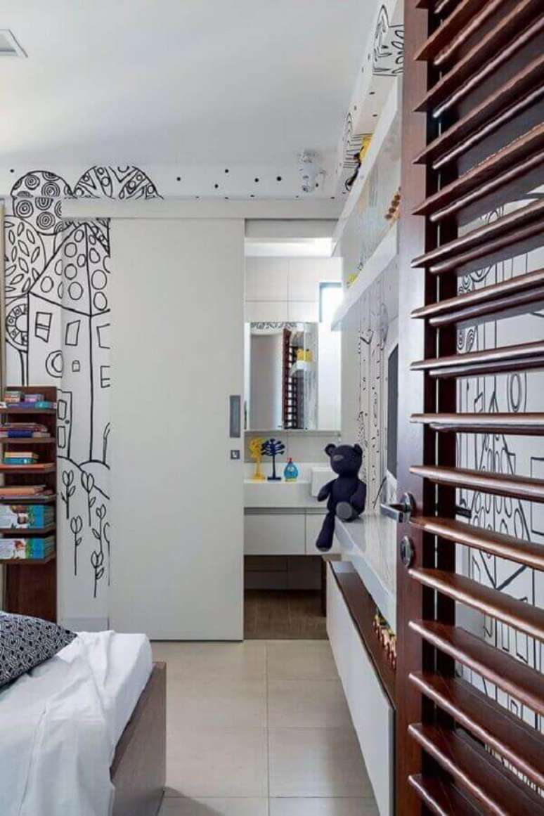 35. Porta branca de correr para banheiro no quarto &ndash; Foto Casa e Jardim