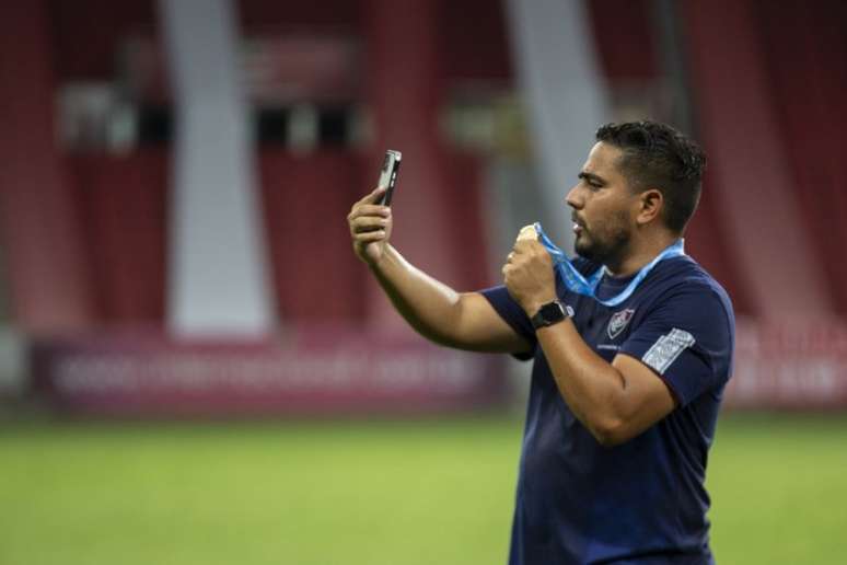 Filipe Torres exibe medalha do título brasileiro sub-18 pelo Fluminense (Foto: Thais Magalhães/CBF)