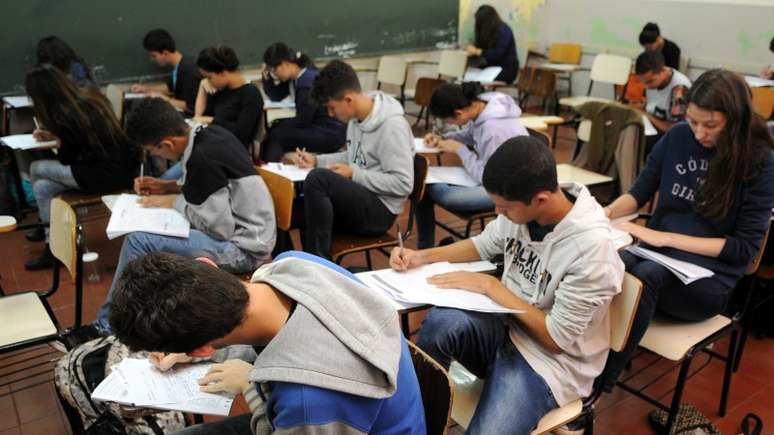 A imagem mostra estudantes de Brasília fazendo a prova do Exame Nacional do Ensino Médio