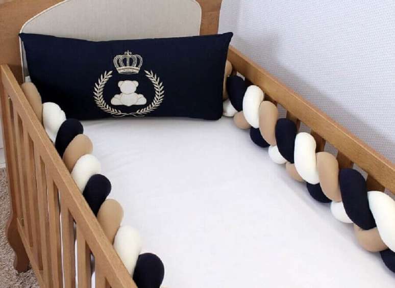 47. Tran&ccedil;a para ber&ccedil;o de beb&ecirc; em tons de preto marrom e branco. &ndash; Fonte: Toca do Beb&ecirc;