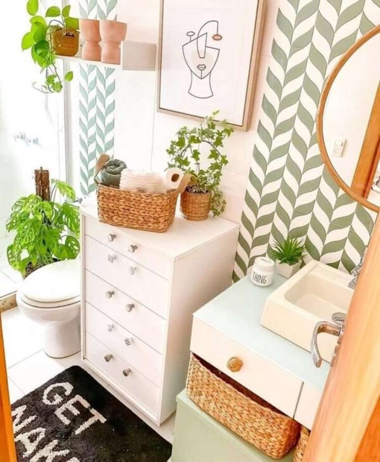 17. Porta de madeira para banheiro pequeno &ndash; Foto Karla Amadori