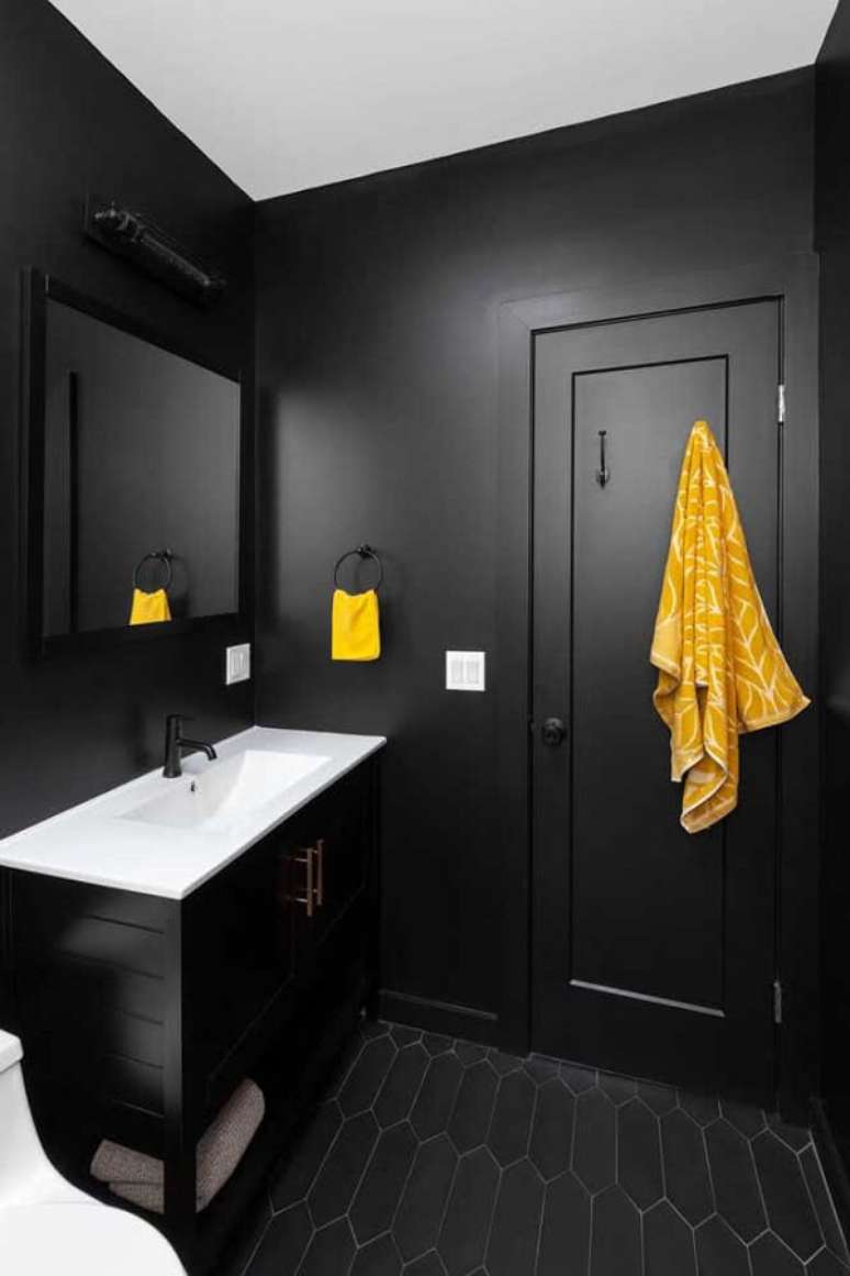 27. Banheiro na cor preta com porta preta e detalhes em amarelo &ndash; Foto Decor Facil