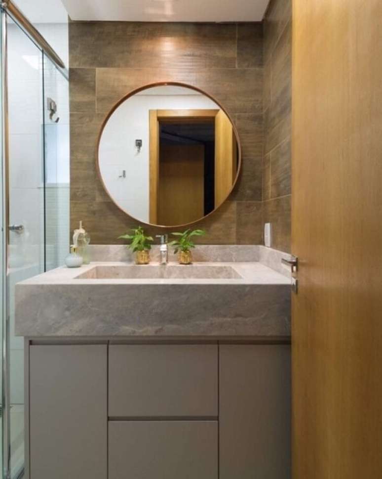 14. Porta de madeira para banheiro pequeno e moderno &ndash; Foto Cristiane Berger