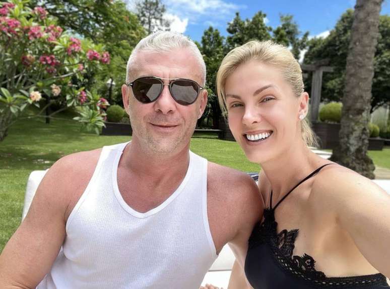 A apresentadora Ana Hickmann e o marido Alexandre Correa testaram positivo para covid-19  