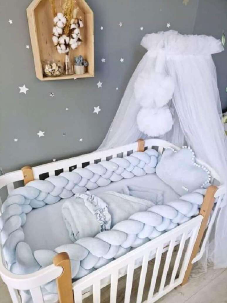 12. A tran&ccedil;a para ber&ccedil;o de bebe traz um visual super moderno para o enxoval. &ndash; Fonte: KARI Studio Hand Made