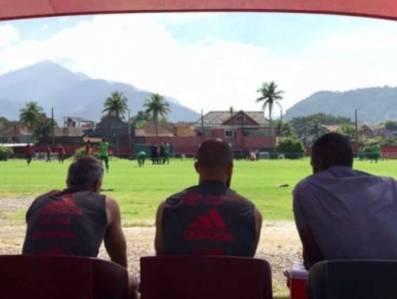 Paulo Sousa observa o jogo-treino (Foto: Divulgação / CRF)