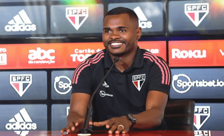 O meio-campista Nikão é apresentado no São Paulo (Foto: Rubens Chiri / saopaulofc.net)