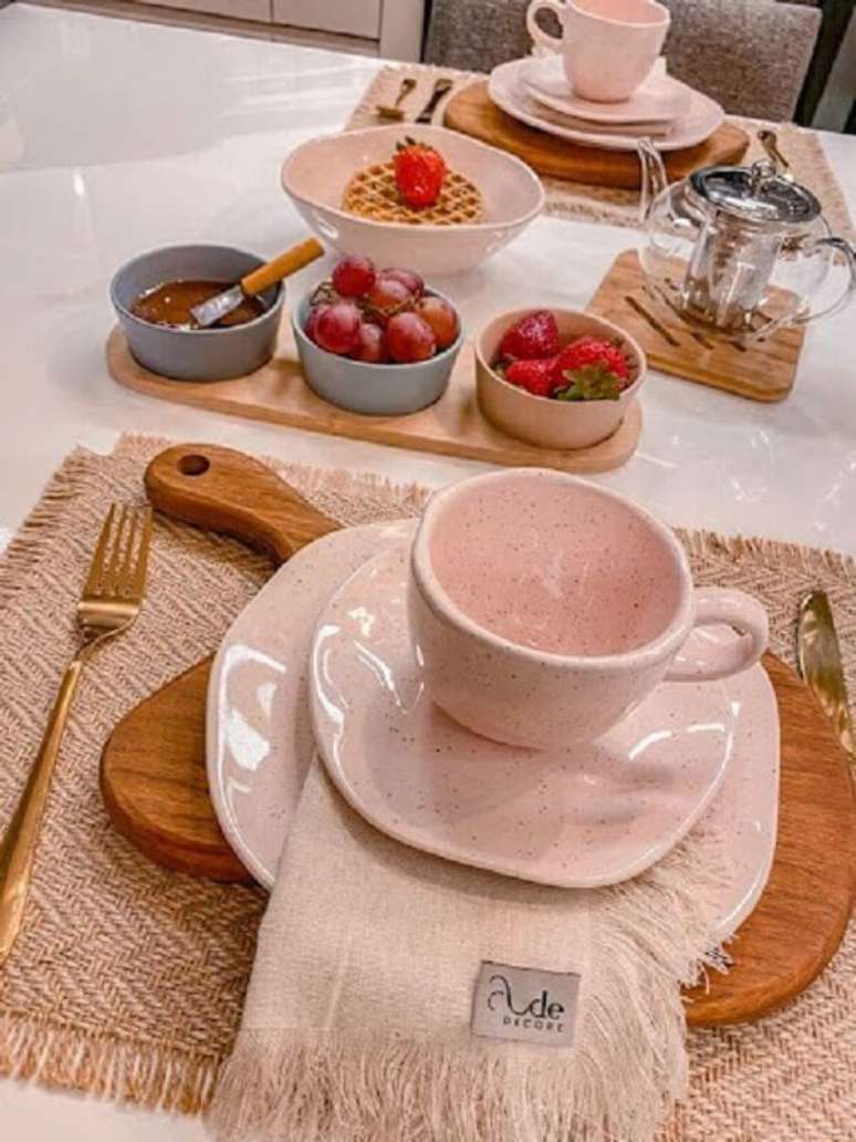 3. Louças cor de rosa para decoração de mesa de café da manhã – Foto: Pinterest