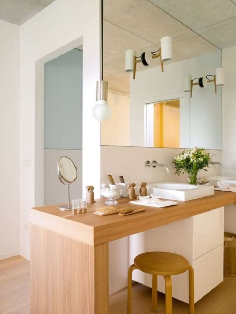 52. Porta de madeira para banheiro com penteadeira &ndash; Foto El Mueble