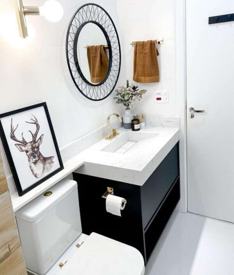 12. Porta de madeira para banheiro pequeno e arm&aacute;rio preto &ndash; Foto Apartamento 142