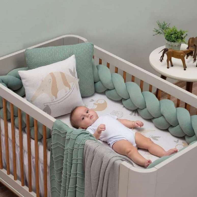 46. Tran&ccedil;a para ber&ccedil;o de beb&ecirc; em tom verde oliva. &ndash; Fonte: Baby Decora&ccedil;&atilde;o