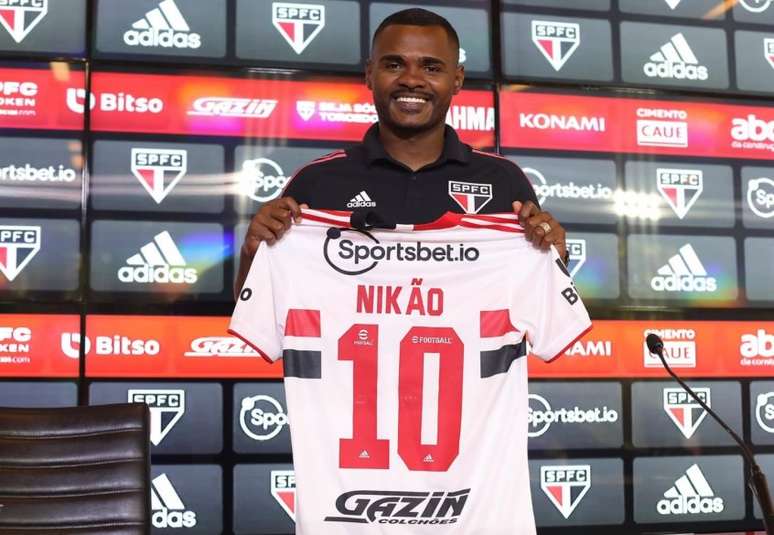 Nikão é apresentado pelo São Paulo (Foto: Rubens Chiri / saopaulofc.net)