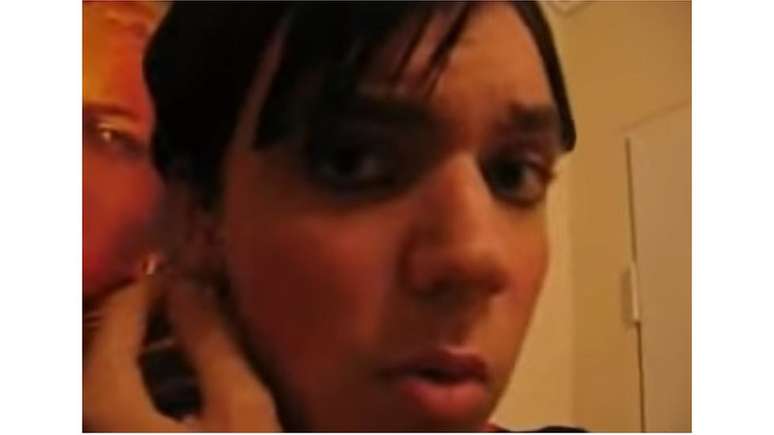 V&iacute;deo "Confiss&otilde;es de um emo" atualmente tem mais de 7,6 milh&otilde;es de visualiza&ccedil;&otilde;es no YouTube