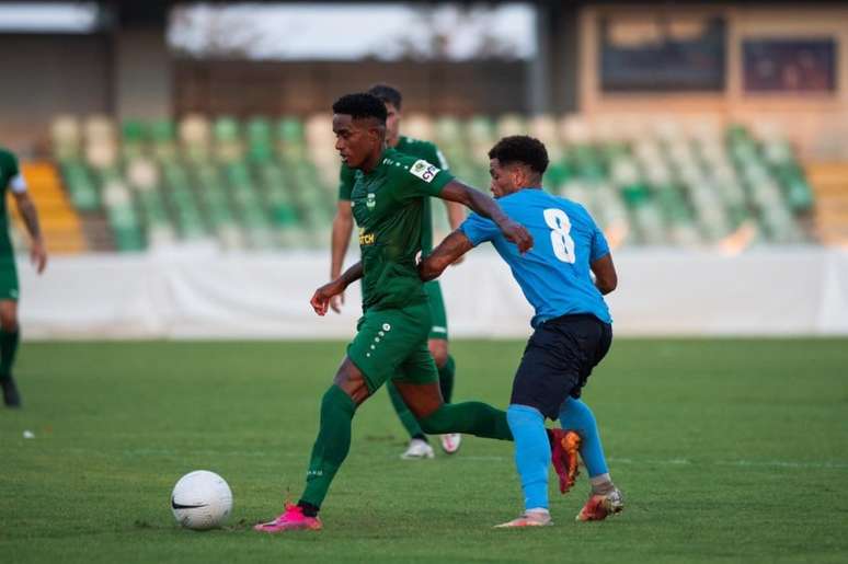 Caju vive bom momento com a camisa do Aris Limassol, do Chipre (Foto: Divulgação / Aris Limassol)