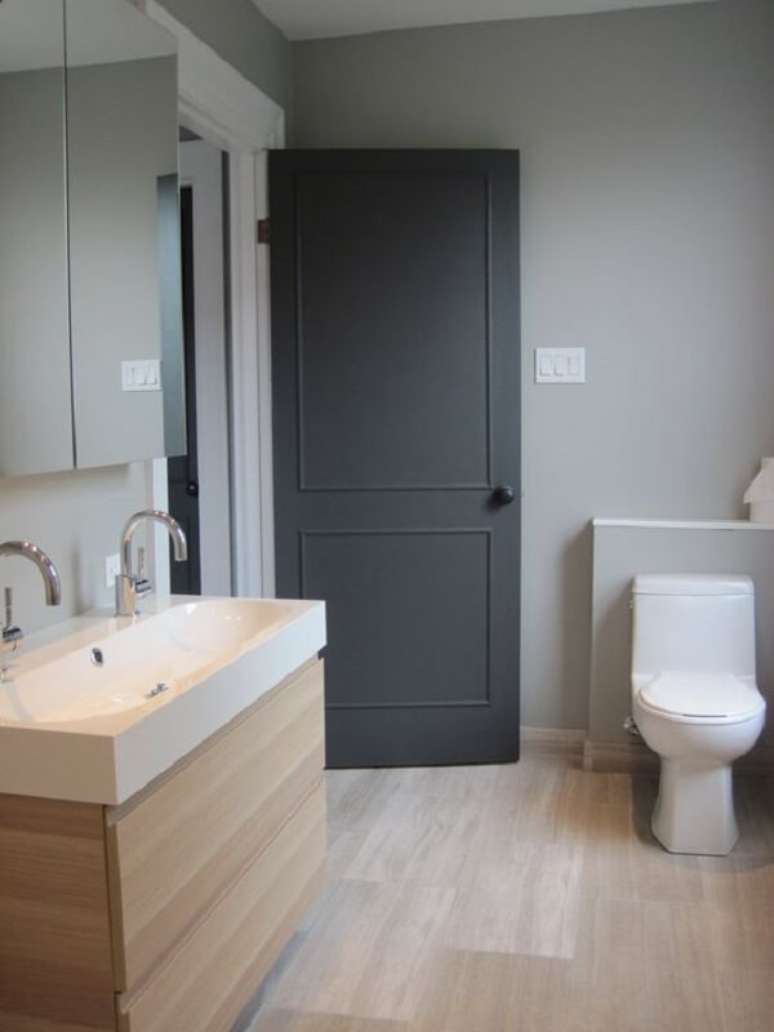 49. Porta de madeira para banheiro cinza escuro &ndash; Foto Melissa Ohnona