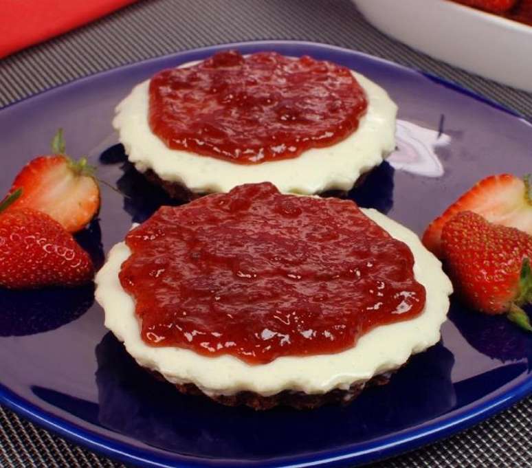 Minicheesecake de chocolate com morango (Reprodu&ccedil;&atilde;o / Guia da Cozinha)