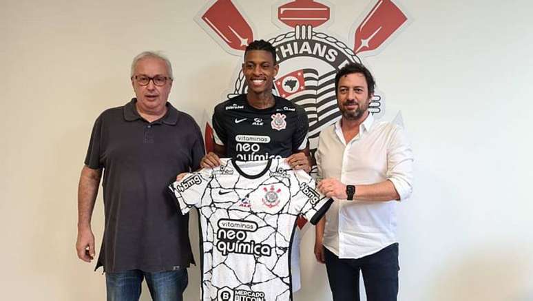 Corinthians oficializa a contratação do zagueiro Robson Bambu até dezembro.