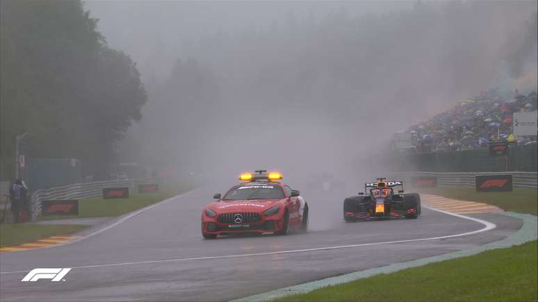 Safety Car liderando o pelotão no GP da Bélgica