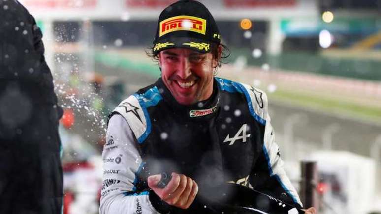 Fernando Alonso comemorando no pódio do GP do Catar