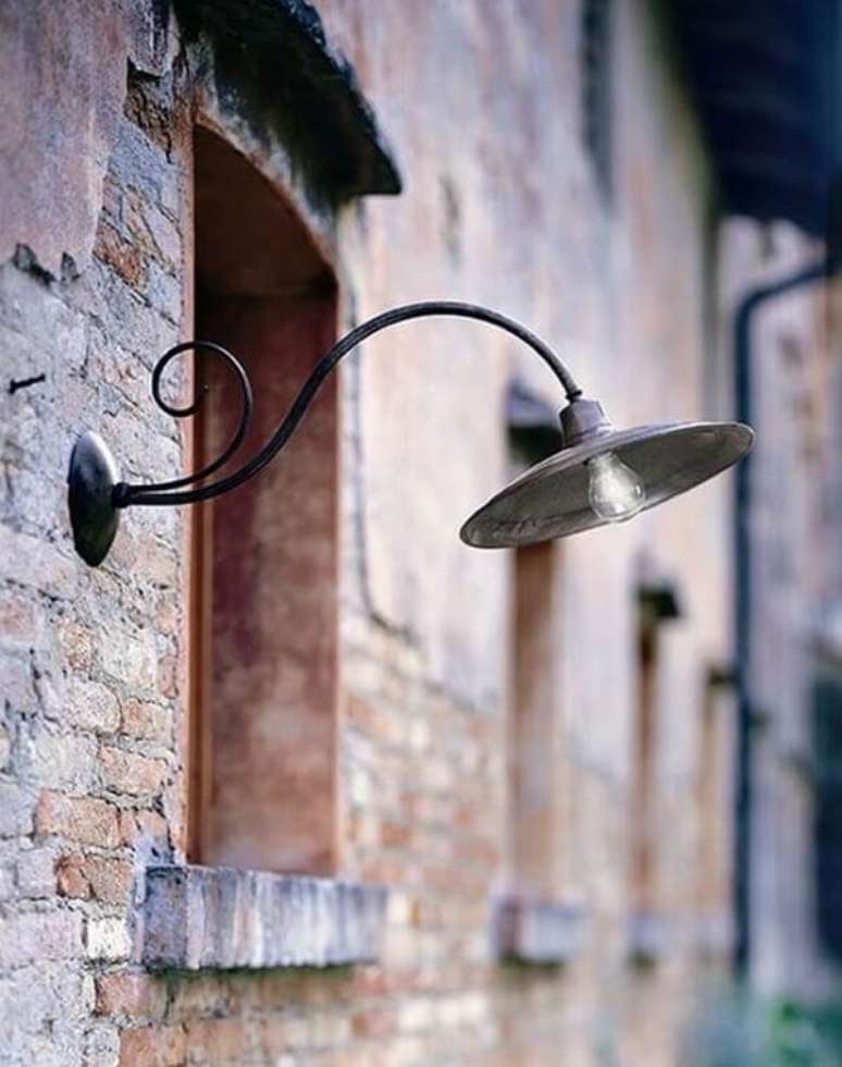 31. Lumin&aacute;ria externa de jardim moderna na parede de tijolinho &ndash; Foto Lightining Collective