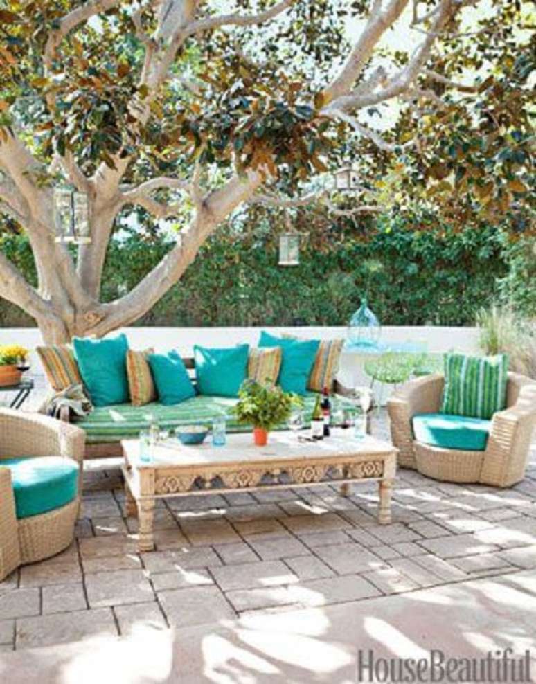 22. Lumin&aacute;ria de jardim na arvore com moveis confort&aacute;veis &ndash; Foto House Beautiful