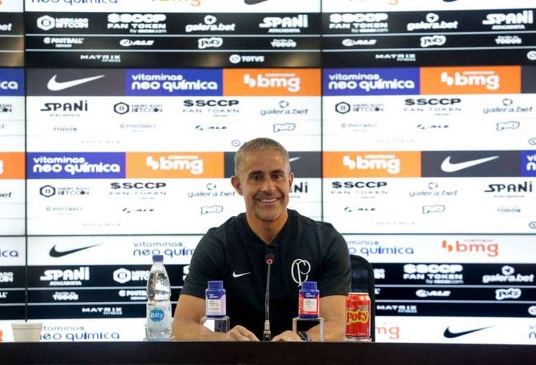 Técnico do Timão conversando com a imprensa (Foto: Rodrigo Coca/Ag. Corinthians)