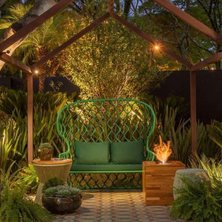 48. Banco de jardim de ferro verde no pergolado iluminado com pontos de lumin&aacute;ria externa &ndash; Foto Construflama