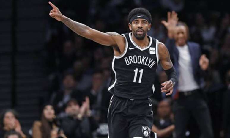 Kyrie Irving se envolve em nova polêmica e é multado pela NBA após discussão com torcedor