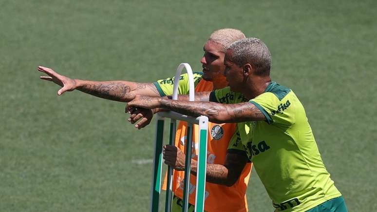 Liberado para jogar, Rafael Navarro conversa com Deyverson em treino na Academia (Foto: Cesar Grecco/Palmeiras)