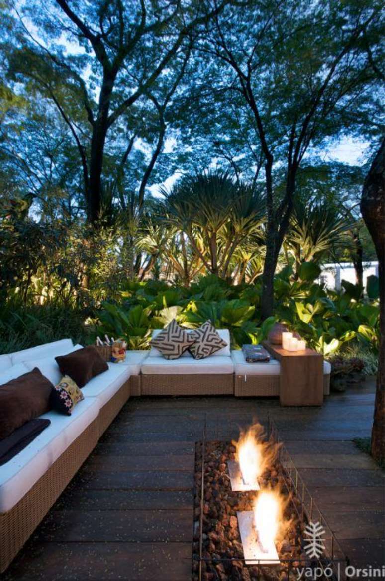 37. Lumin&aacute;ria externa perto do sof&aacute; e lareira externa &ndash; Foto Casa Cor Luiz Carlos Orsini