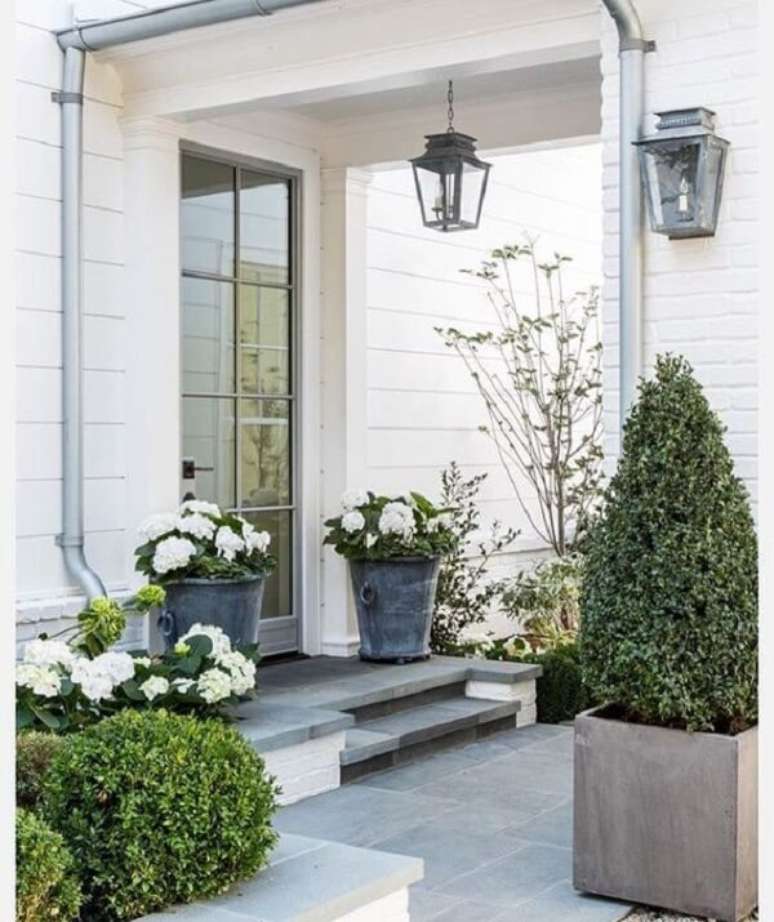 17. Entrada de casa iluminada com lumin&aacute;ria externa de ferro &ndash; Foto DeaVita