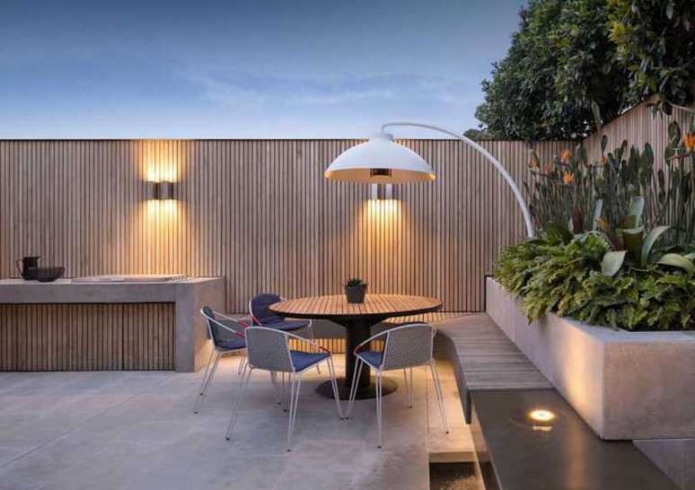 38. Lumin&aacute;ria externa para parede e de ch&atilde;o no jardim &ndash; Foto