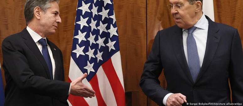 Secretário de Estado dos EUA, Antony Blinken (dir.), se reuniu com o ministro russo do Exterior, Serguei Lavrov, em Genebra