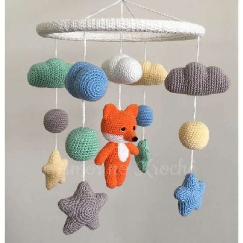 11. Móbile colorido de amigurumi para quarto de bebê – Foto: Elo7