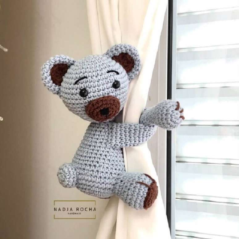 10. Decora&ccedil;&atilde;o de quarto infantil com amigurumi para prender cortina &ndash; Foto: Elo7
