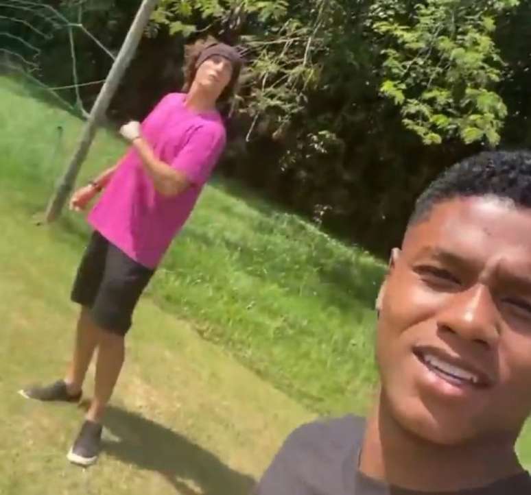 Matheus França solta pipa com David Luiz e compartilha nas redes sociais (Foto: Reprodução / Instagram)