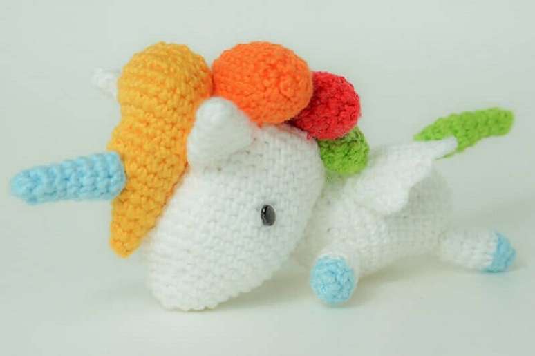 14. Enfeite de cama para quarto infantil com unicórnio de amigurumi – Foto: Limão na Água