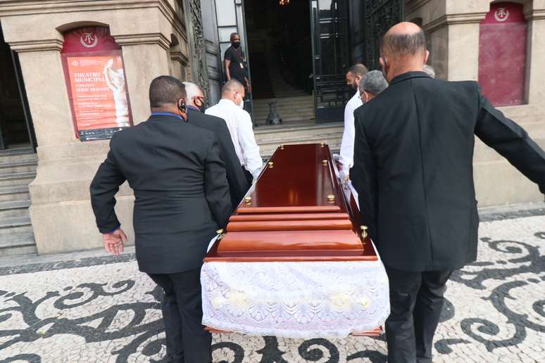 O caixão com o corpo da cantora Elza Soares chega ao Theatro Municipal do Rio de Janeiro, no centro da cidade, onde será velado nesta sexta-feira, 21