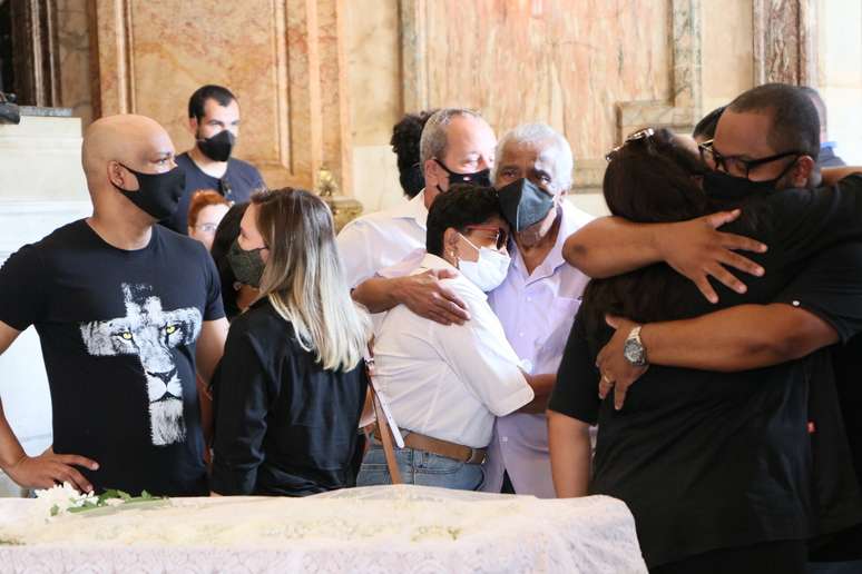 Familiares e amigos comparecem ao velório da cantora Elza Soares, no Theatro Municipal do Rio de Janeiro