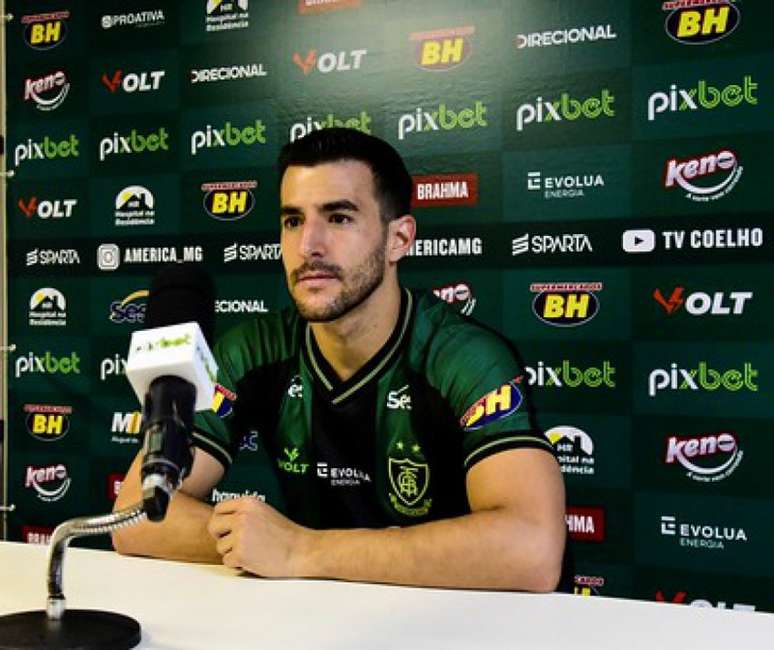 Caceres deixou a Raposa para assinar contrato com o Coelho-(Mourão Panda/América-MG)